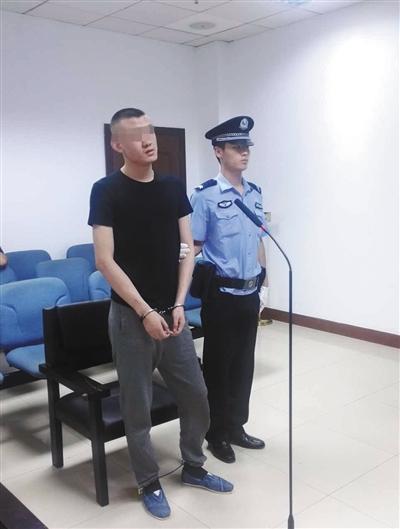 被控冒充执法人员敲诈网约车司机的赵寅，昨日受审时回答法庭提问。新京报记者 刘洋 摄