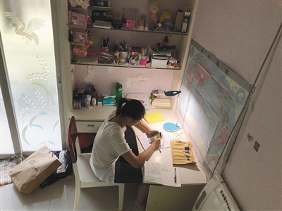 即将升高中的谢云晴在家中用手机写小说。新京报记者 曹忆蕾 摄