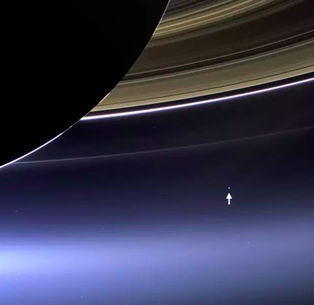 （箭头所指为地球；拍摄创意源自1990年2月14日旅行者1号拍摄的著名地球照片“暗淡蓝点”； 图片源自@NASA）